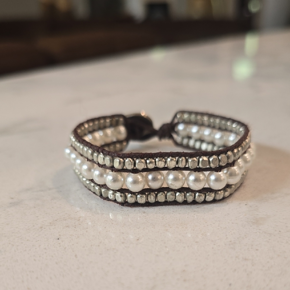 American Eagle Outfitters Silver and White Beaded Bracelet